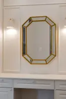 웨인스코팅과 골드 거울이 만든 클래식 화장대